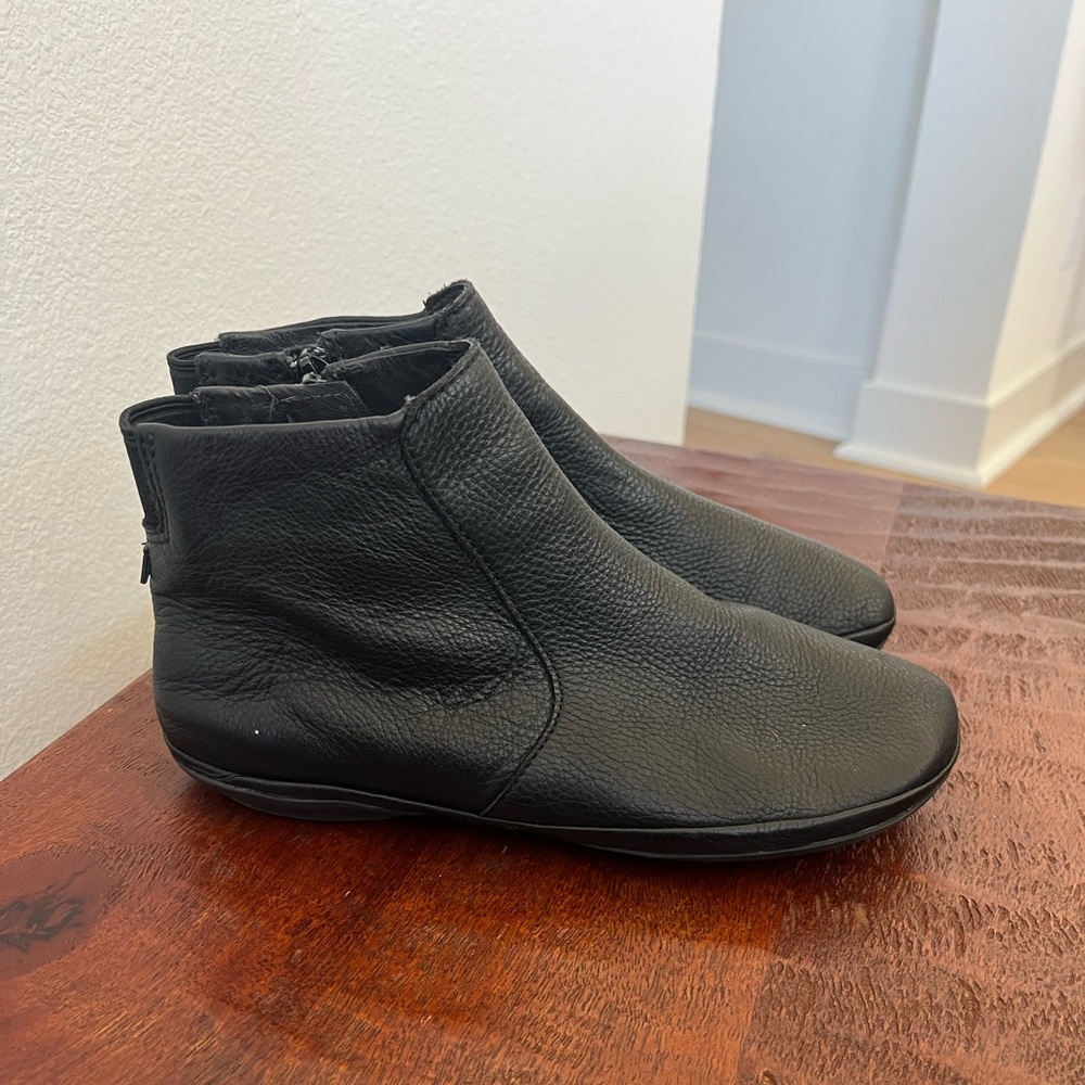 Camper Right Nina Slim Black leather comfy minimalist ankle boots sz 38